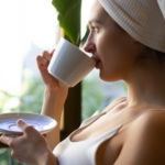 5 Longevity-Routinen für Frauen über 30, die sich wirklich lohnen (und dich keine Extra-Stunde kosten) Longevity-Routinen für Frauen über 30